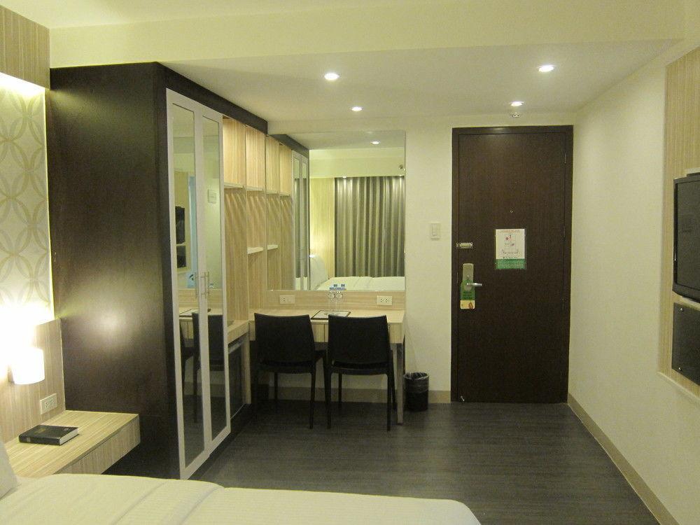 The Charter House Hotel Makati City Bagian luar foto