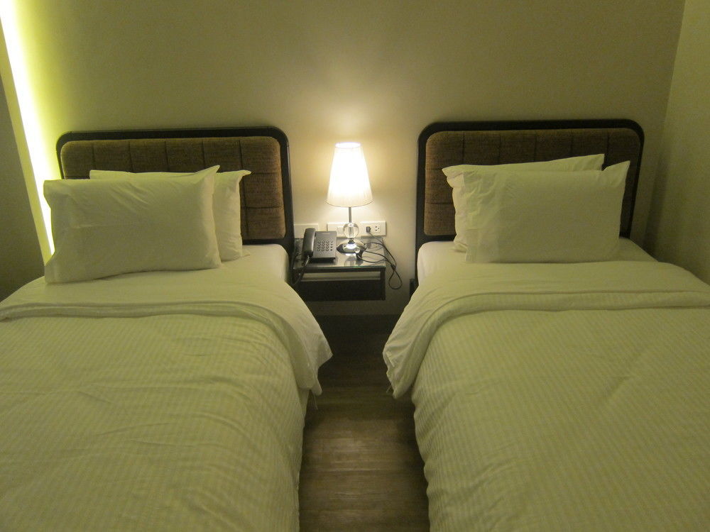 The Charter House Hotel Makati City Bagian luar foto